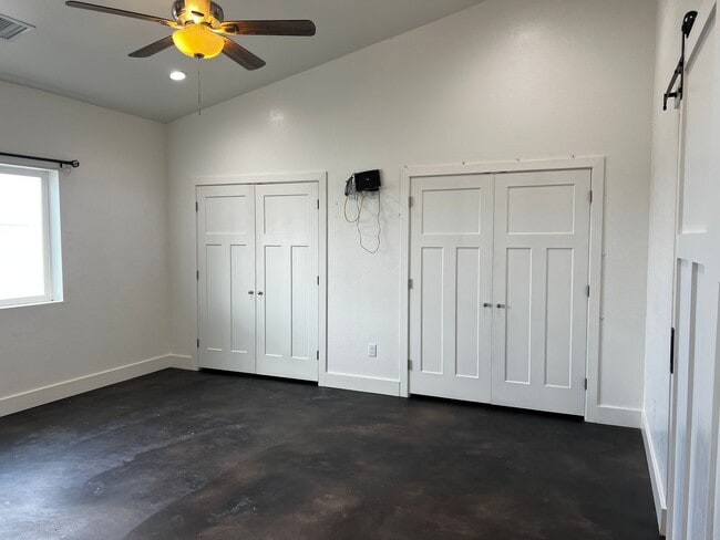 Building Photo - 3 bed/2 bath House with private Hot Tub