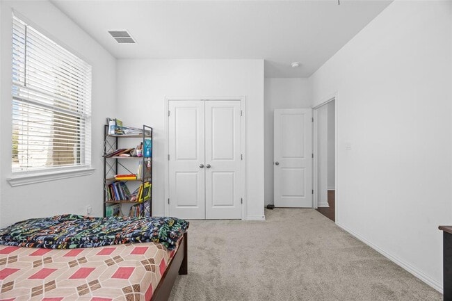 Building Photo - 303 Eagle Ford Dr