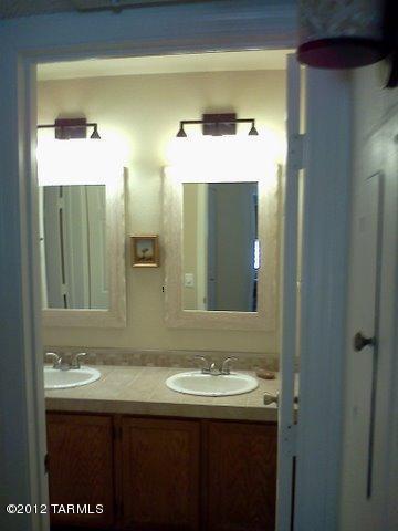 Building Photo - 6655 N Canyon Crest Dr