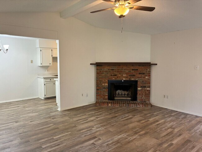 Building Photo - Completely Updated Home – Move In and Enjoy Modern Comfort!