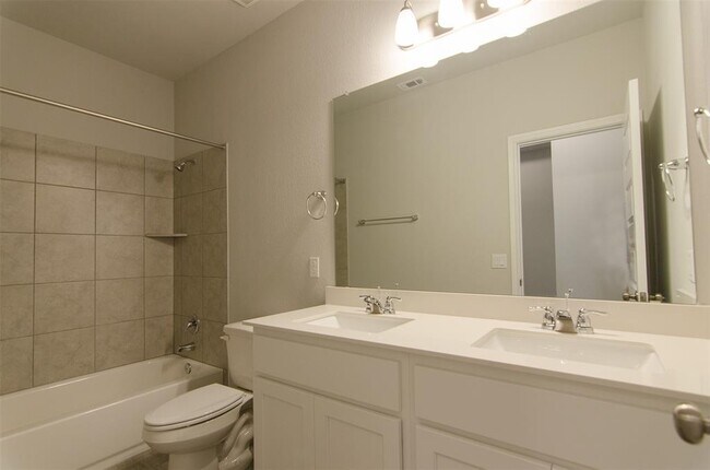Building Photo - 905 Olive Creek Dr