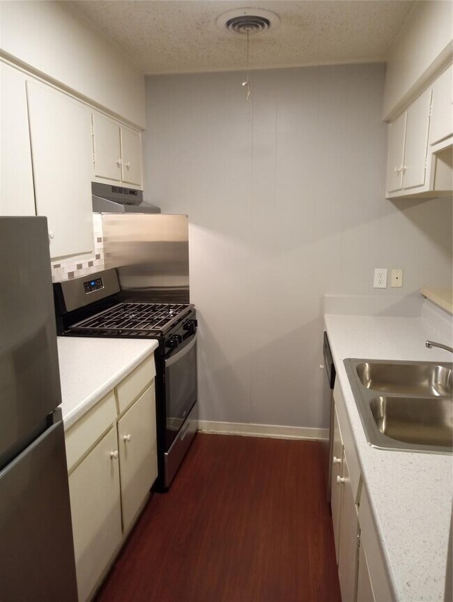 Building Photo - 606 W 51st St