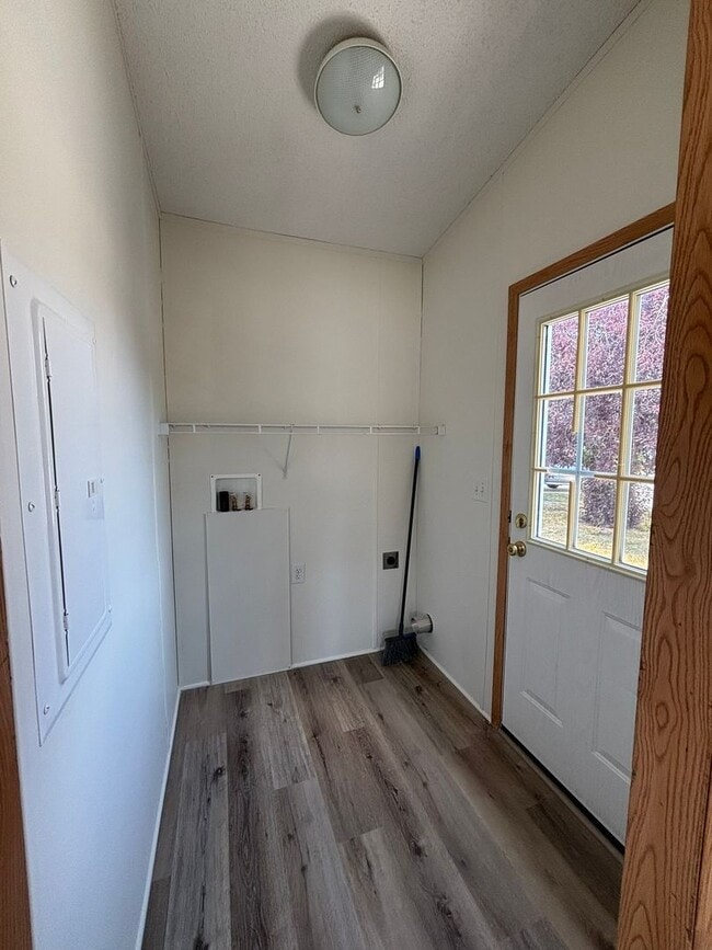 Building Photo - 221 Silver Maple Dr