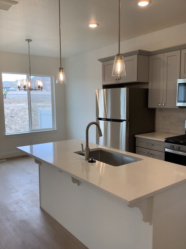 Building Photo - New Construction Townhome Located in Prime Saratoga Springs Location.