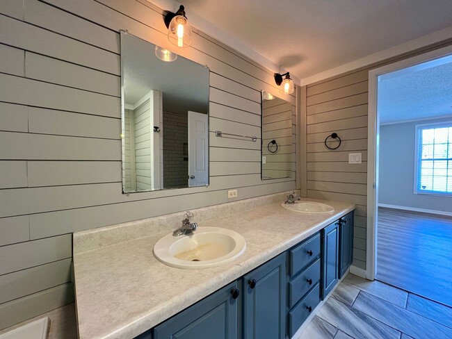 Building Photo - 3-Bed, 2-Bath home in N. Asheville!