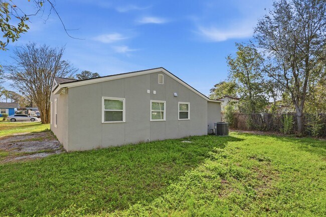 Building Photo - Newly Renovated Home in Westside Savannah