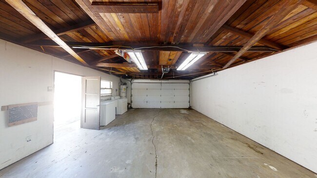 Building Photo - 5068 Rockford Dr
