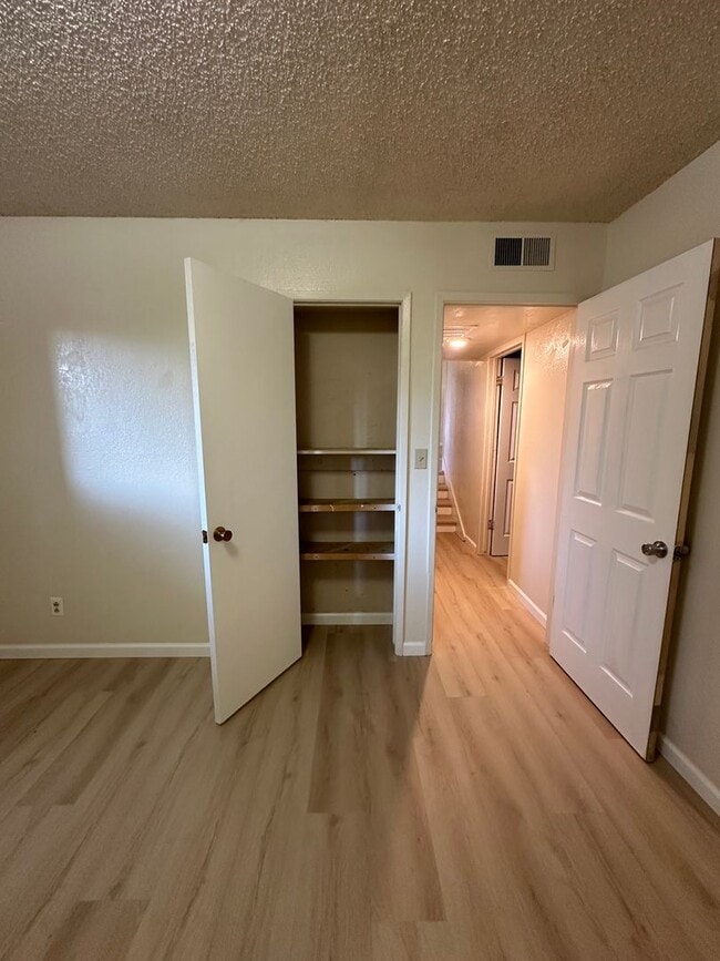 Building Photo - SPACIOUS MULTI-STORY 4 BEDROOM 2.5 BATHROOM HOME IN ANDERSON