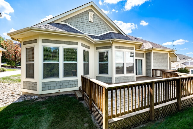 Building Photo - 208 Pointe Oakwood Way