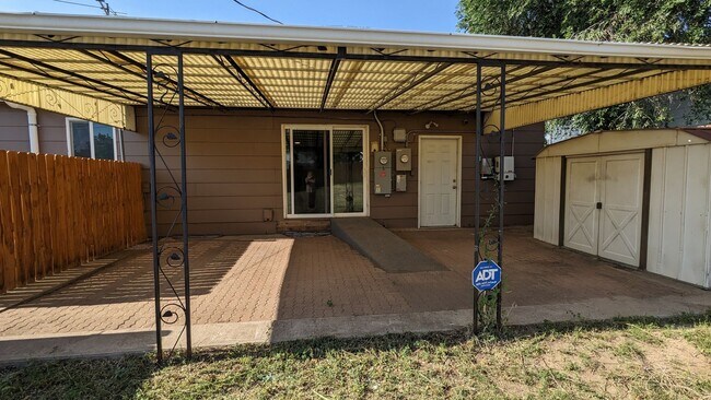 Building Photo - 5 BED/2 BATH RANCH HOME W/FINISHED BASEMEN...