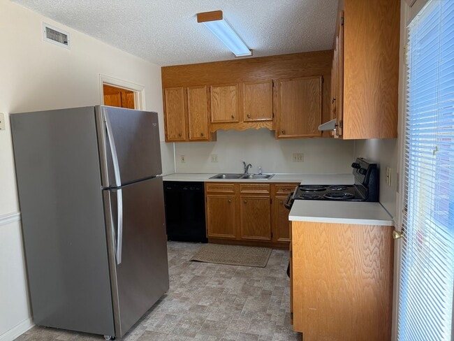 Building Photo - Private 2BD/1.5BA Townhouse in Prime NW Hi...