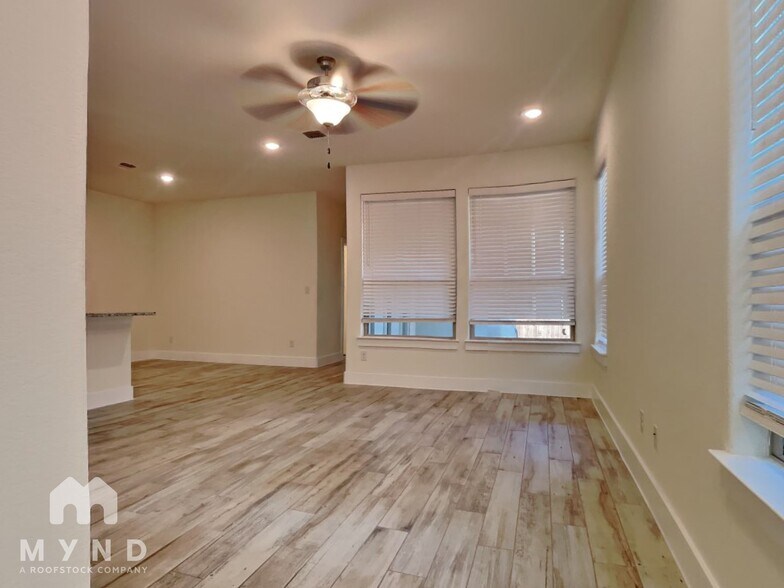 Building Photo - 407 Parkline Dr