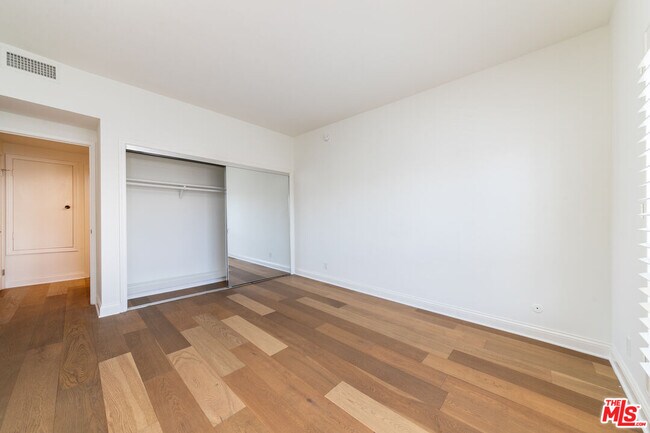 Building Photo - 125 S Elm Dr