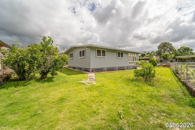 Building Photo - Available Now! 3 BD / 1.5 BA / 2 carport parking in Wahiawa