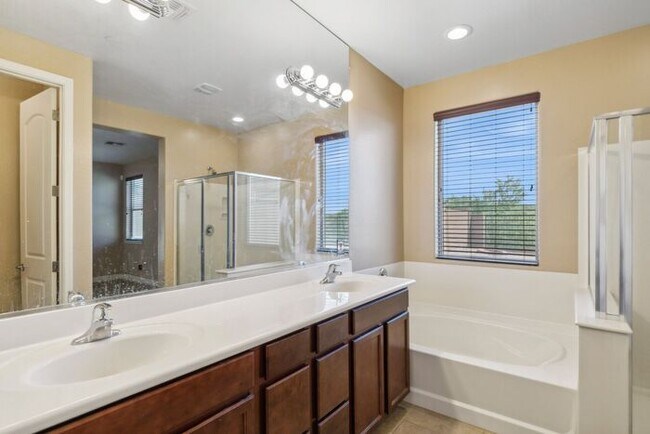 Building Photo - Welcome to this Charming 5 bedroom, 3.5 ba...