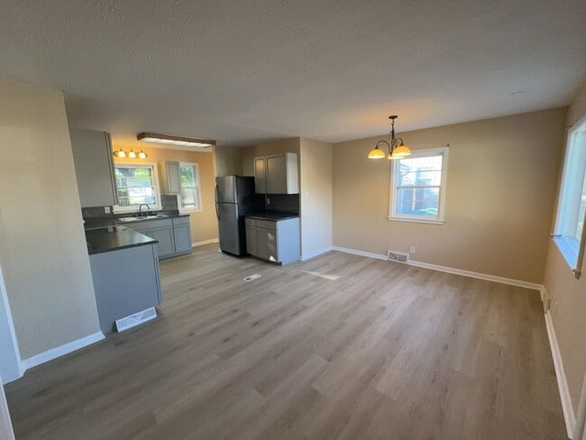 Building Photo - Beautifully Updated 3 Bedroom 2 Bath Home ...