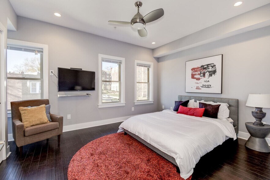 Building Photo - 2122 3rd St NE