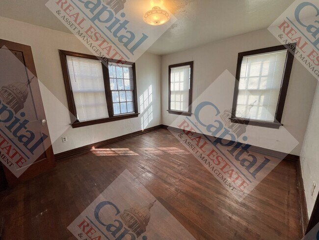 Building Photo - Charming 3 Bedroom