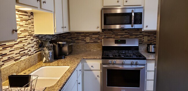 Building Photo - $3,500- 3 Bed/ 2 Bath Townhome in Scripps ...