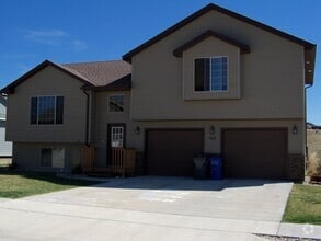 Building Photo - 4 BEDROOM | 3 BATH | TRI-LEVEL HOUSE | RAP...