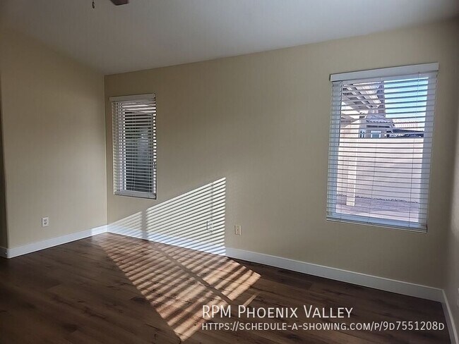 Building Photo - 2533 N Silverado-