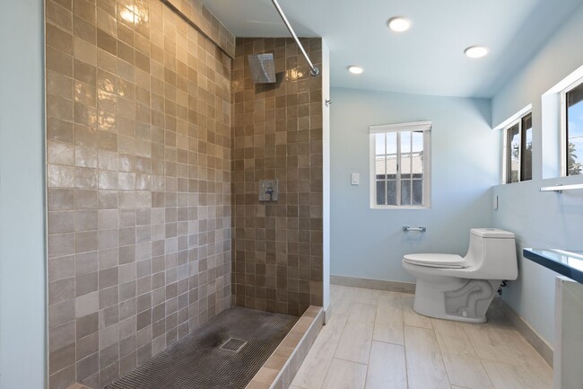 Building Photo - This spacious 1 bedroom, 1 bathroom apartm...