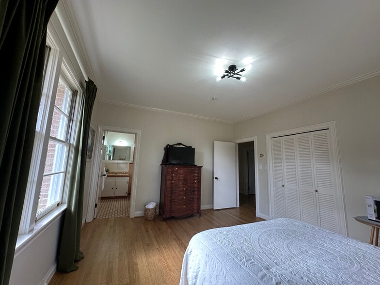 Building Photo - 305 S Laurel St