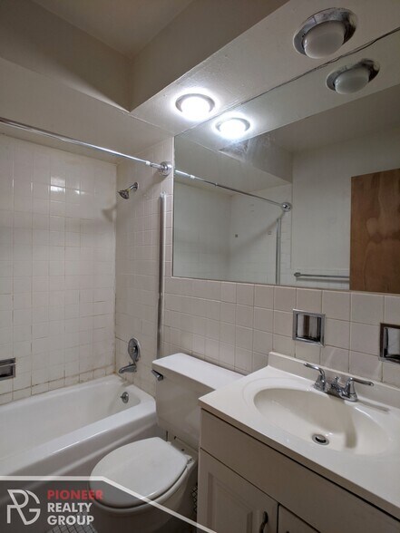 Building Photo - 510 W Briar Pl