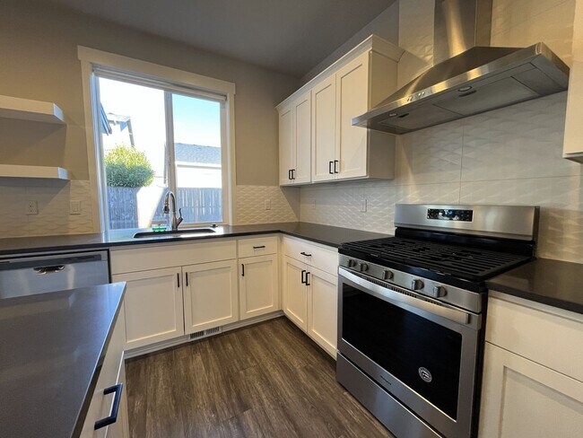 Building Photo - Expansive 2020 Forest Grove Home with 4 Bedrooms, Loft, Modern Kitchen & Covered Patio