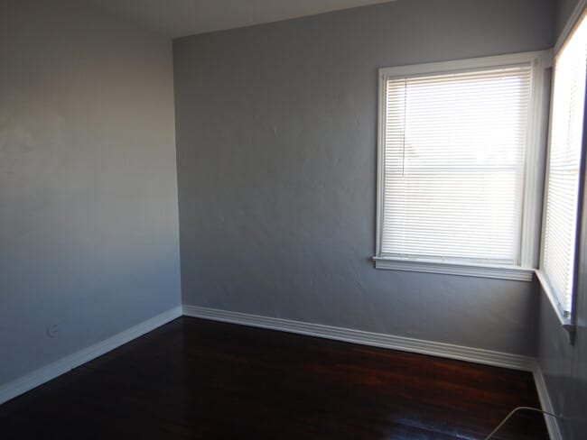 Building Photo - 614 W Atkins Ave