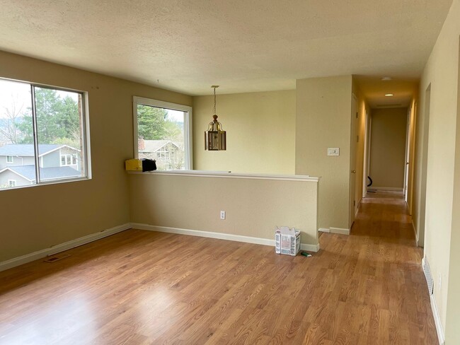 Building Photo - Charming 3 Bed 2.5 Bath Home in Newcastle