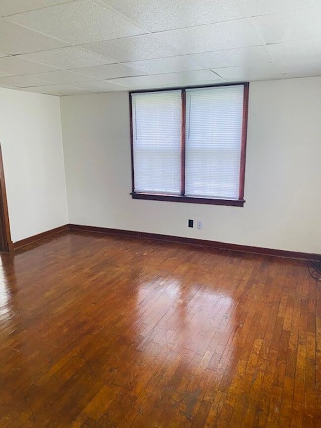 Building Photo - Well-Kept Duplex