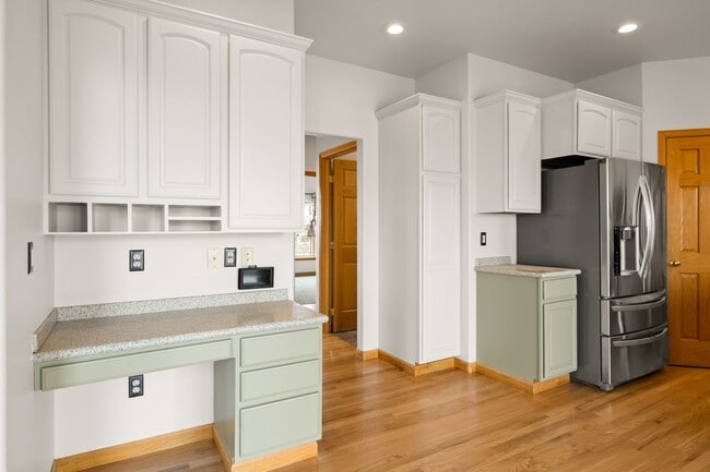 Building Photo - Executive 3-Bed Ranch Main Level - Private...