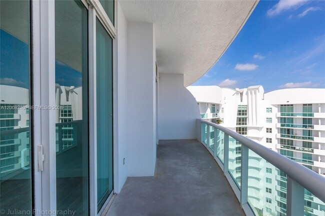 Building Photo - 7900 Harbor Island Dr