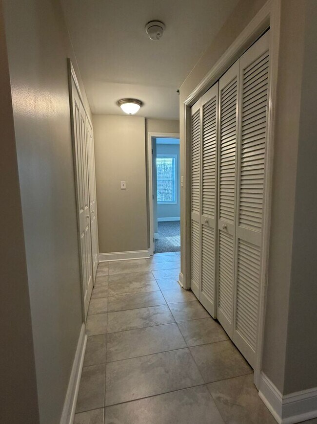 Building Photo - **Stunning Waterfront Condo in Downtown Knoxville**  2 Bedroom, 2 bath Fully renovated! Available...