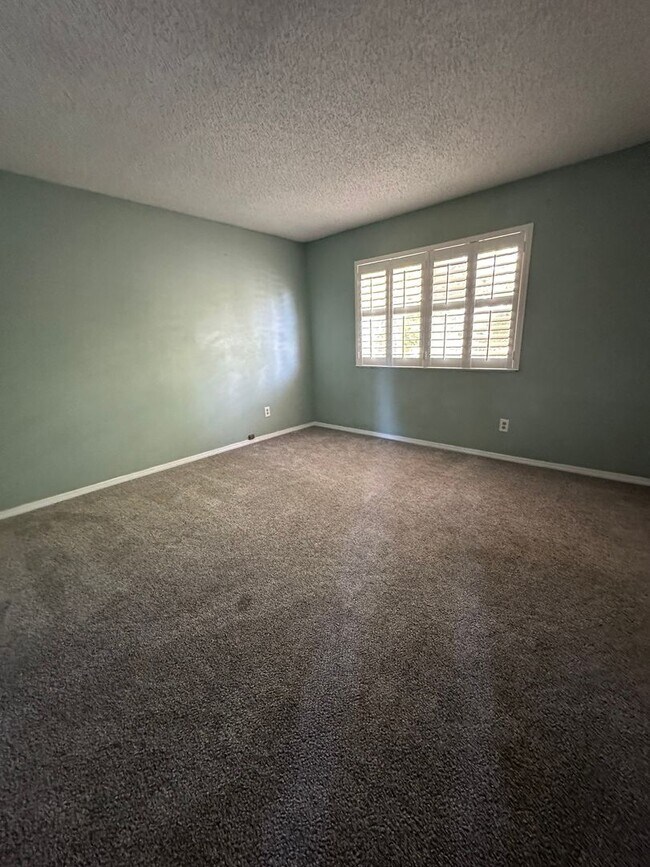 Building Photo - Cheery 4 bedroom with Spacious Yard & No R...