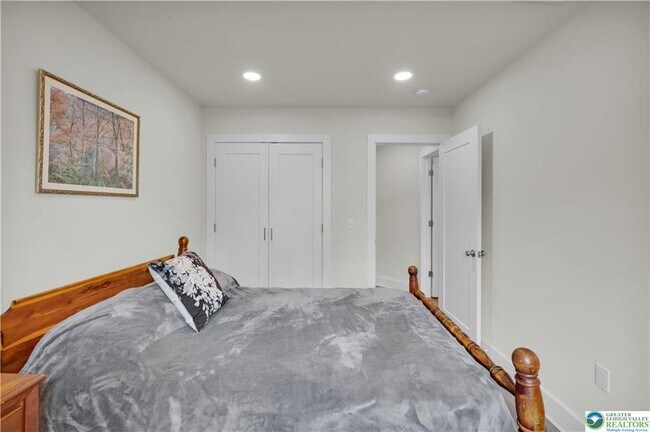 Building Photo - 221 Craig Ave