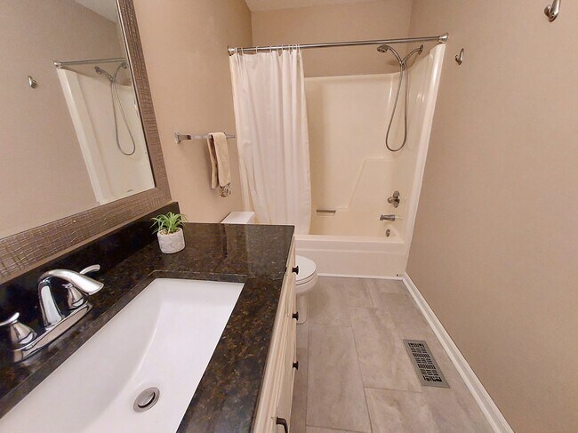 En Suite Bathroom # 1 Shower/Tub - 11531 Jade Ln SE