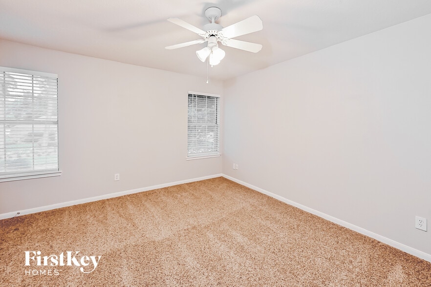 Building Photo - 1402 Green Tree Dr