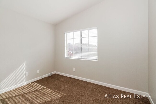 Building Photo - Three Bedroom NW Side, Immediate Move In!