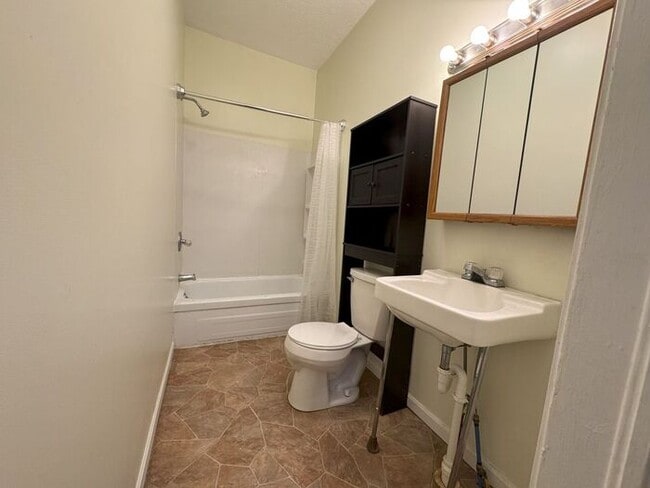 Building Photo - 2 Bedroom Home in the Country