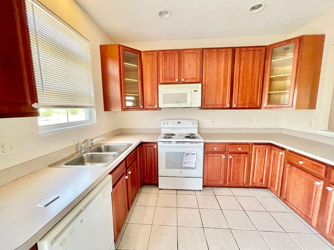 Building Photo - Beautiful Condo on the Water - 3 Bed - 3.5 Bath