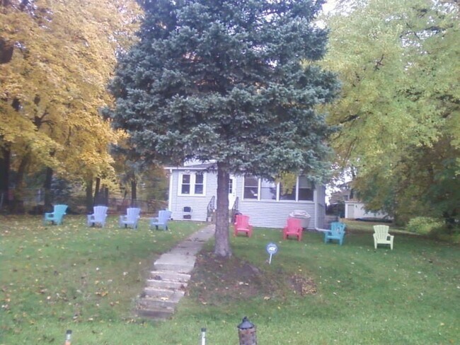 Beautiful and relaxing Fall colors by the lake - 34175 N Hainesville Rd