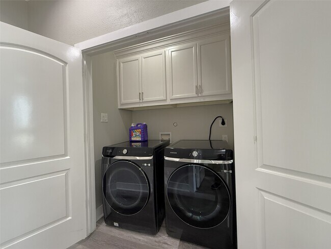 Building Photo - 2123 Bidwell Dr