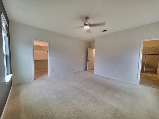 Building Photo - 817 Solitude Dr