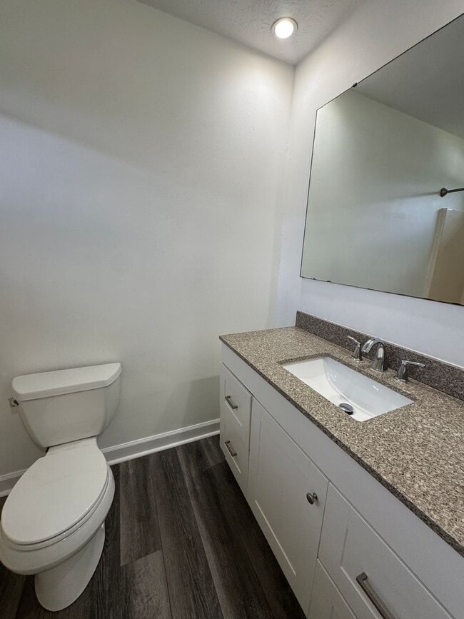 Building Photo - Conveniently Located 3 Bed 2.5 Bath Home i...