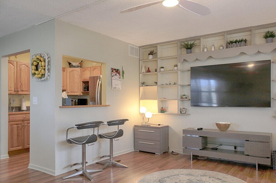 Building Photo - 210 Horizons E
