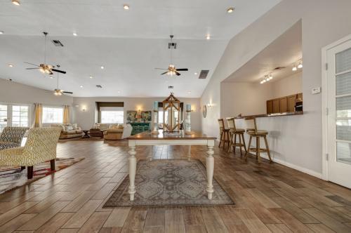 Building Photo - 7000 Paradise Rd