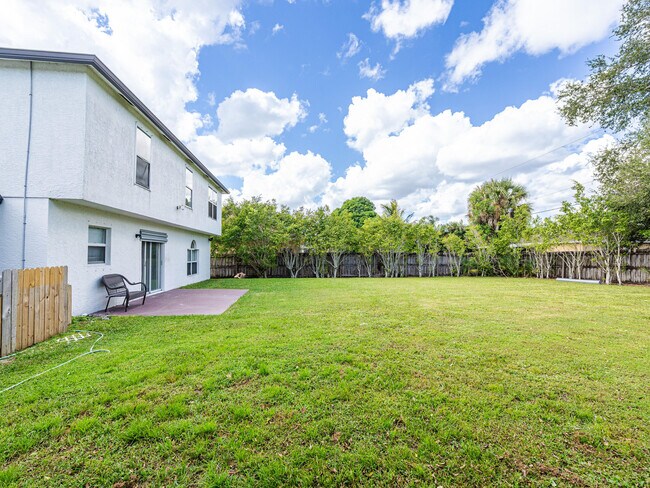 Building Photo - 167 SW Grove Ave