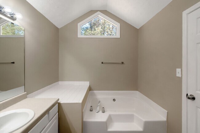 Building Photo - Charming 3BR/2BA Ranch Home in Stockbridge!